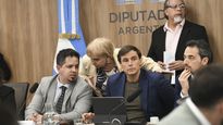 Santiago Pauli, presidente de la Comisión de Finanzas, junto a compañeros de bloque.