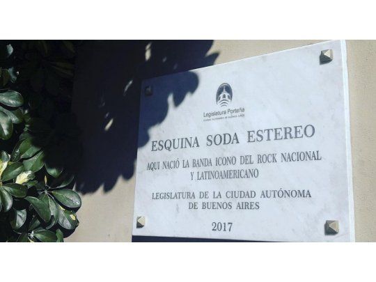 Papelón: la Legislatura porteña homenajeó a Soda Stereo con una placa, pero escribieron mal el nombre de la banda