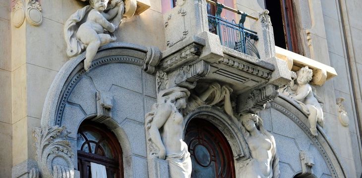 Querubines, ménsulas y figuras femeninas forman parte de la ornamentación diseñada por Virginio Colombo junto al escultor Ercole Pasina para la emblemática obra de Balvanera