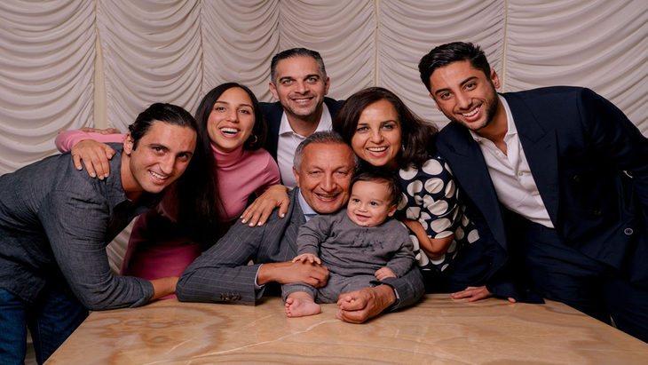 El magnate mil millonario junto a su familia.
