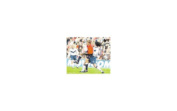 El uruguayo Diego Forlán fue la figura del partido.