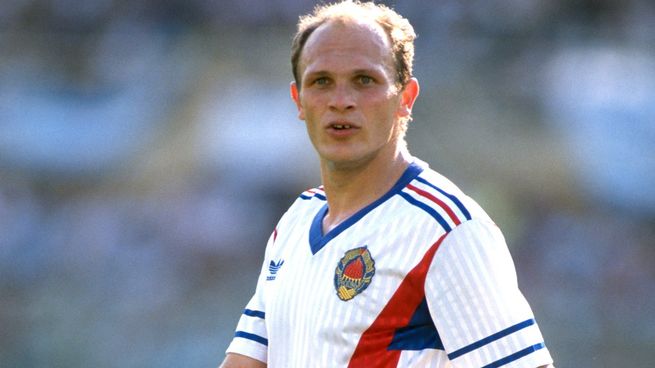 Su participación en el Mundial de 1990 con Yugoslavia fue uno de los puntos más altos de su carrera futbolística.