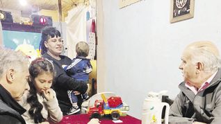 campaña.  Mauricio Macri y el  intendente de Lanús, Néstor Grindetti, ayer en Monte Chingolo, provincia de Buenos Aires.