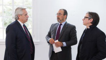 Alberto Fernández junto a Sergio Díaz Granados, presidente ejecutivo de CAF, banco de desarrollo de América Latina, y Christian Asinelli, Vicepresidente Corporativo de Programación Estratégica del organismo, en la firma de créditos.