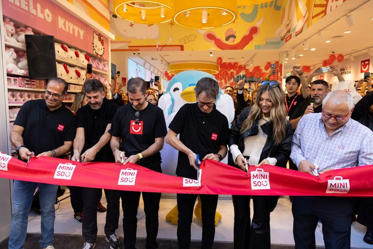 Directivos de MINISO junto a la modelo e influencer Stephanie Demner participan del corte de cinta en la inauguración del local de Florida 643, en la Ciudad de Buenos Aires Directivos de MINISO junto a la modelo e influencer Stephanie Demner participan del corte de cinta en la inauguración del local de Florida 643, en la Ciudad de Buenos Aires