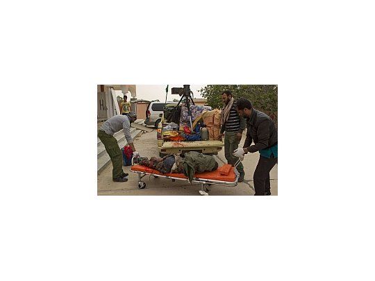 Rebeldes trasladan al centro de emergencias un herido, tras el ataque por error de la OTAN.