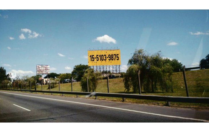 Panamericana. Sobre la autopista de zona norte se ven decenas de carteles vacíos que esperan nuevos anunciantes.