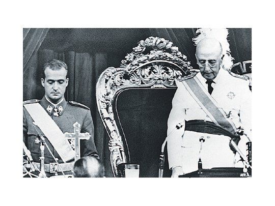 Juan Carlos de Borbón junto al dictador Francisco Franco, en una foto del 22 de julio de 1969. El “caudillo” lo nombró su sucesor, pero éste aceleró la transición democrática al acceder a la jefatura del Estado español.