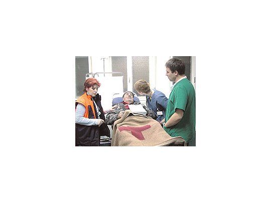 La terrorífica noche que pasa, de hospital en hospital, un solitario sesentón está filmadaa la manera de un seguimiento documental, por lo que la impresión de verosimilitudes muy fuerte.