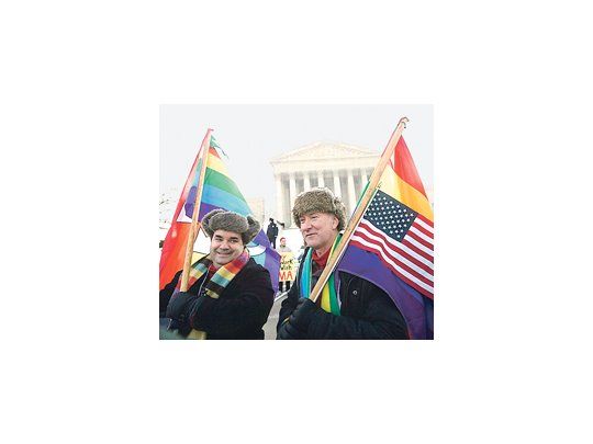 Marcus y Daniel se manifiestan ayer en las afueras del edificio de la Corte Suprema de EE.UU. a favor del matrimonio del mismo sexo. El veredicto podría demorar meses.