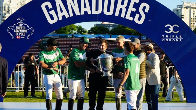 El presidente Javier Milei fue el encargado de entregarle el trofeo de campeón a La Natividad.&nbsp;