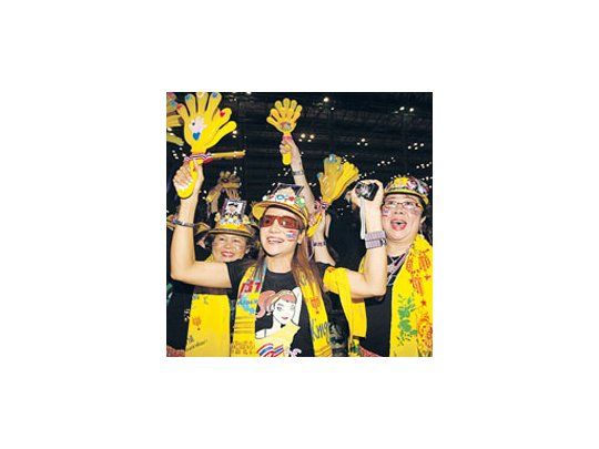 Manifestantes que mantenían tomado el aeropuerto de Bangkokcelebran la caída del gobierno de Somchai Wongsawat. La protestano fue muy numerosa pero sí efectiva.