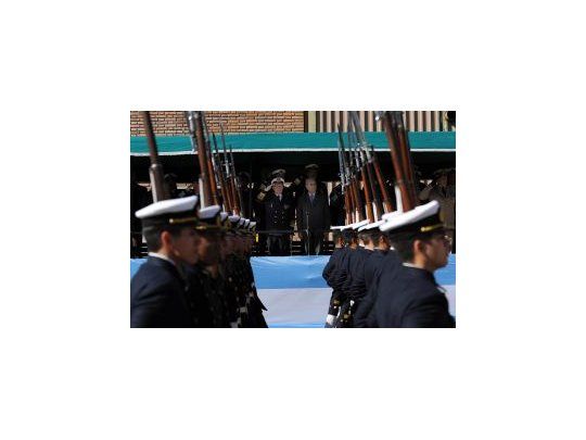Miembros de la Armada argentina desfilan en un acto oficial (Foto: Archivo).