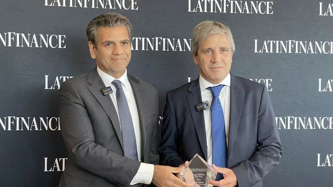 Luis Caputo recibió el premio al mejor ministro de Economía de la región.