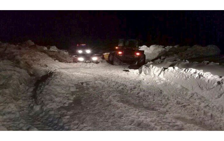 tapado de nieve. Con máquinas, la Gendarmería despejó una parte de la ruta para poder liberar a los ocho autos y el camión que habían quedado varados en la Ruta Provincial 23, cerca de la localidad de Villa Pehuenia.