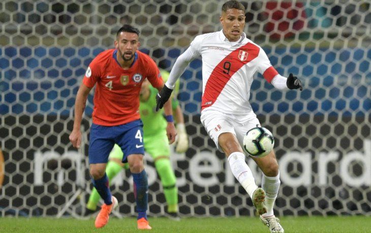 El peruano Paolo guerrero dej&oacute; de ser prioridad para Boca y ahora estar&iacute;a en los planes de V&eacute;lez.