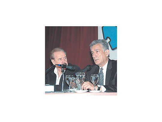 Alberto Rodríguez Saá se animó a hacer campaña en SantaCruz, desde donde cuestionó al matrimonio Kirchner, junto alcandidato a gobernador del PJ disidente, Eduardo Arnold.