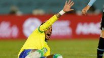 Dolor. Neymar pide ayuda tras haber sufrido la rotura del ligamento cruzado y el menisco de su rodilla izquierda.&nbsp;