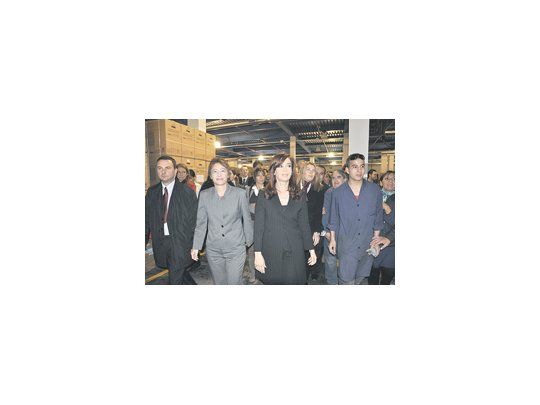 Cristina de Kirchner recorrió la planta fabril de Río Grande junto a la gobernadora de Tierra del Fuego, Fabiana Ríos, que buscará su reelección el 26 de junio, y la aspirante kirchnerista a la gobernación, Rosana Bertone.