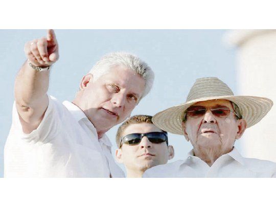 Pasado y futuro. Miguel Díaz-Canel y Raúl Castro. Si el segundo sube al poder en Cuba, deberá retomar el programa reformista que este dejó inconcluso.