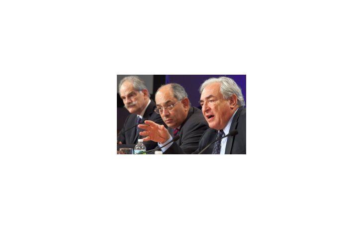 ámbito.com | El director del FMI Dominique Strauss-Kahn (derecha) responde a las preguntas de periodistas durante una conferencia de prensa conjunta con el titular del Comité Monetario y Financiero Internaciona y ministro de Finanzas egipcio Youssef Boutros-Ghali (cen