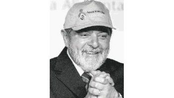 Lula Da Silva, siempre afecto a los gorritos (esta vez con uno que promociona el plan Hambre Cero). Su gobierno debió ceder en puntos importantes de su reforma previsional para garantizar su aprobación en el Congreso y sortear en la Justicia complicaciones por «derechos adquiridos».