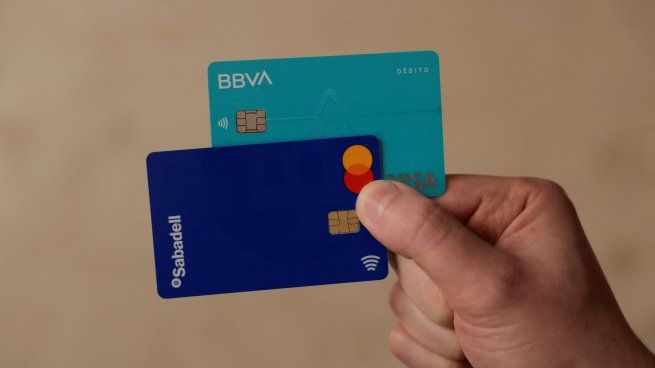 El BBVA -que ya había propuesto sin éxito fusionarse con su competidor en 2020- emplea actualmente a 121.000 personas, y el Sabadell a casi 19.000. Ambos han ido eliminando miles de puestos de trabajo en los últimos años.