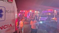 Una gran cantidad de ambulancias llegaron al lugar tras la explosión de pirotecnia.