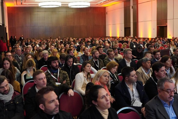 También se siguieron las conferencias con atención También se siguieron las conferencias con atención