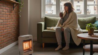 Una mujer se abriga en su casa junto a un caloventor eléctrico importado, uno de los productos que lideraron las ventas de calefacción durante el invierno 2025 Una mujer se abriga en su casa junto a un caloventor eléctrico importado, uno de los productos que lideraron las ventas de calefacción durante el invierno 2025