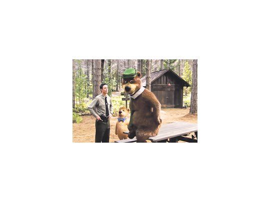 El oso Yogui y su amigo Bubu resucitan en un film que, a diferencia de los anteriores, mezcla animación con actores, con buenos resultados para los chicos y para los adultos acompañantes.