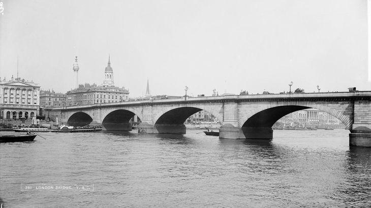 En 1973 se inaugura el nuevo Puente de Londres con la presencia de la Reina Isabel II.