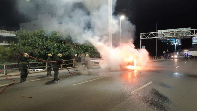 Un Porsche se incendió en General Paz y provocó demoras.