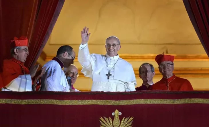 La primer encíclica del papa Francisco vio la luz poco más de 3 meses después de asumir su rol al frente de la Iglesia Católica. La primer encíclica del papa Francisco vio la luz poco más de 3 meses después de asumir su rol al frente de la Iglesia Católica.