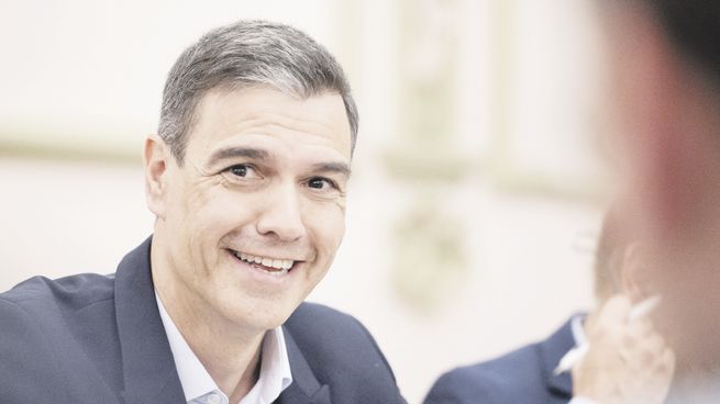 EN LA PELEA. Las últimas elecciones regionales fueron un desastre para los socialistas españoles, pero el jefe de Gobierno, Pedro Sánchez, confía en dar pelea en las legislativas que anticipó para el próximo domingo 23.