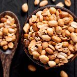 El maní contiene fitoesteroles, los cuales bloquean la absorción de colesterol en el intestino. Estos. contribuyen a disminuir los niveles de colesterol LDL .  El maní contiene fitoesteroles, los cuales bloquean la absorción de colesterol en el intestino. Estos. contribuyen a disminuir los niveles de colesterol LDL .