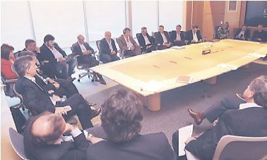 Mauricio Macri también recibió a los integrantes del gabinete nacional que asumen esta tarde sus cargos, en la sala de reuniones del palacio de Gobierno. Analizó con ellos detalles de protocolo y designaciones.