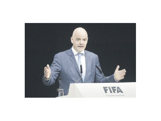 Gianni Infantino es un suizo hijo de inmigrantes calabreses de gran relación con Latinoamérica. Viajará a  Montevideo para ver Uruguay-Chile por las Eliminatorias y quizás pase por la Argentina.