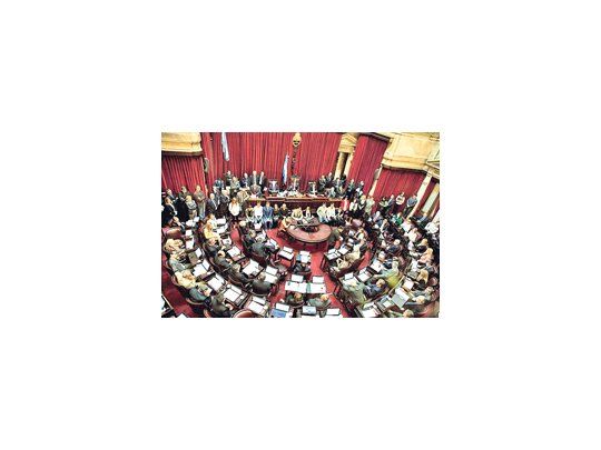 El Senado de la Nación vivirá un supermiércoles. Jurarán 24 nuevos legisladores nacionales, Jorge Capitanich se reunirá con jefes de bloques opositores y habrá una maratónica sesión para aprobar, a medias, los nuevos códigos Civil y Comercial.
