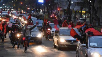 Los hinchas de Newells se reunieron en el Monumento a la Bandera para pedir por Messi.