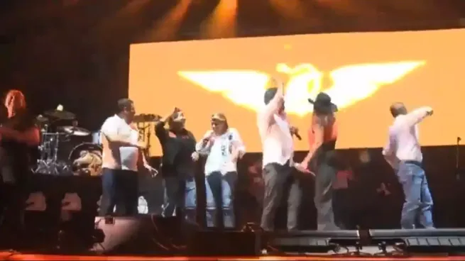 Segundos antes de que el templete donde estaba Álvarez Maynez se desplome por el viento.