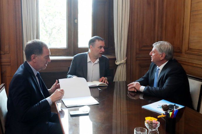 El gobernador de La Pampa, Sergio Ziliotto, fue recibido en Casa Rosada por Diego Santilli y Manuel Adorni. El gobernador de La Pampa, Sergio Ziliotto, fue recibido en Casa Rosada por Diego Santilli y Manuel Adorni.