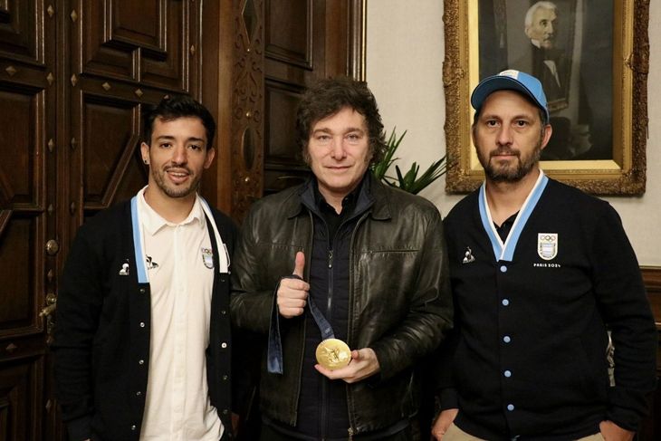  José “Maligno” Torres junto a su entrenador visitaron al presidente Javier Milei.