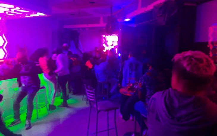 La reunión se desarrollaba alrededor de las 2 de la madrugada en un taller mecánico situado en la esquina de Luciano Torrent y Necochea, en barrio Sargento Cabral.