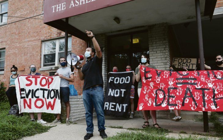 RECLAMO. El legislador de Maryland, Julian Ivey, reunió a un grupo de inquilinos en riesgo de desalojo, cuyos reclamos pretende representar. Lejos de resultar local, el problema alcanza dimensiones nacionales en unos EE.UU. en crisis.