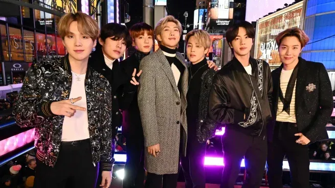 La banda comenzó gracias al sello Hybe, propiedad del productor Bang Si-hyuk.