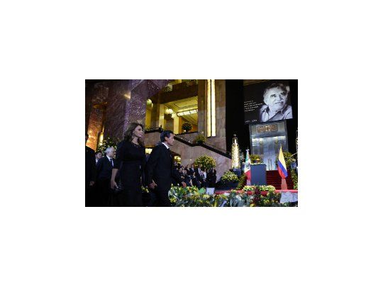 Al frente Peña Nieto antes de su discurso. Al fondo, sobre un atril, las cenizas del escritor rodeadas de rosas amarillas.