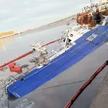 El buque Alpha Cruz quedó escorado en el Puerto de Montevideo.