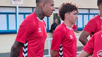 Atento. Sebastián Villa escucha las indicaciones en su ¿nuevo? club.