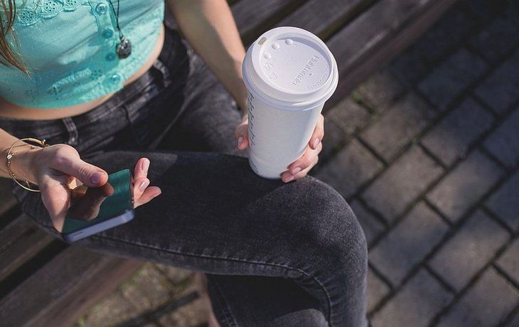 Starbucks cierra 400 locales debido a un nuevo plan de resstructuración mundial.